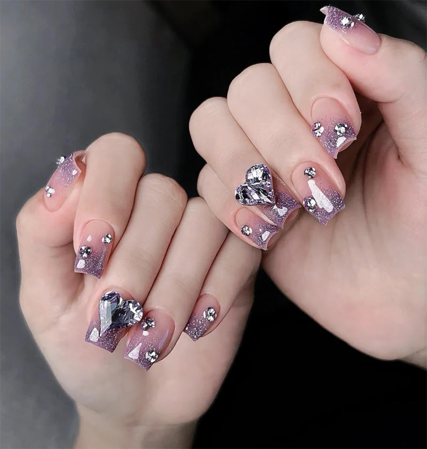 Not only beautiful and complex, this nail style is also suitable for shining on many special occasions such as parties, weddings or important events.